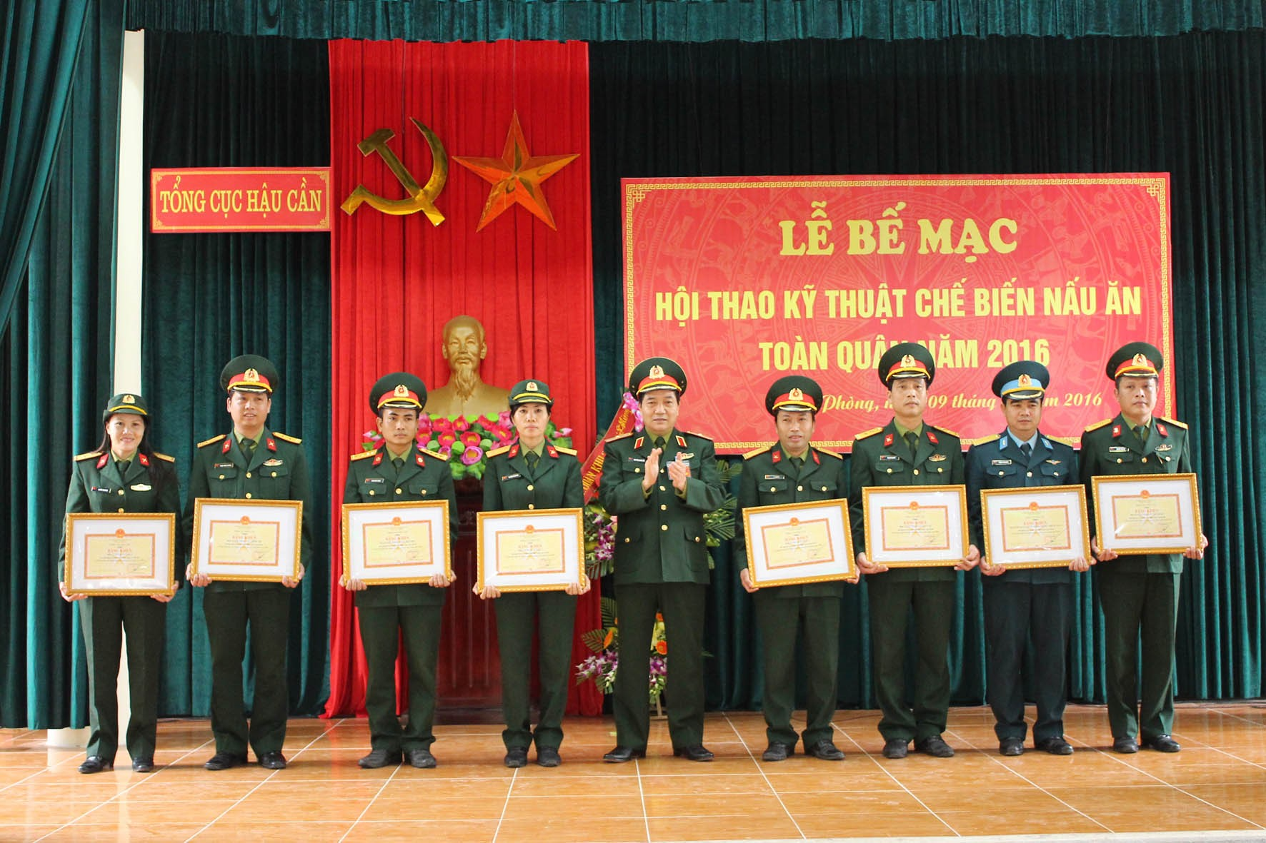 Đại úy Phạm Quốc Lượng (thứ 3 từ trái sang) nhận Bằng khen của Chủ nhiệm TCHC tại Hội thi chế biến nấu ăn toàn quân năm 2016