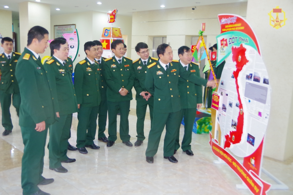 Các đại biểu về dự gặp mặt tham quan báo tường của các Đoàn cơ sở trong Binh chủng