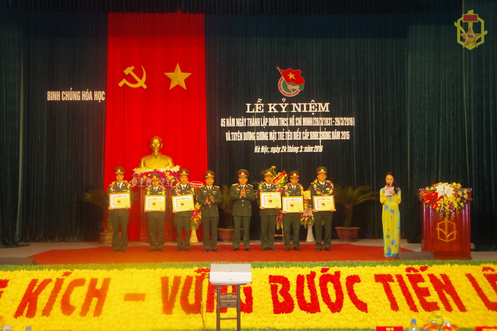 Lãnh đạo Binh chủng Hóa học trao Bằng khen, vinh danh gương mặt trẻ tiêu biểu của Binh chủng năm 2015