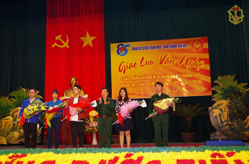 Đồng chí Đại tá Võ Văn Toàn, Phó Tham Mưu trưởng Binh chủng tặng hoa cho các đơn vị tham gia đêm giao lưu.