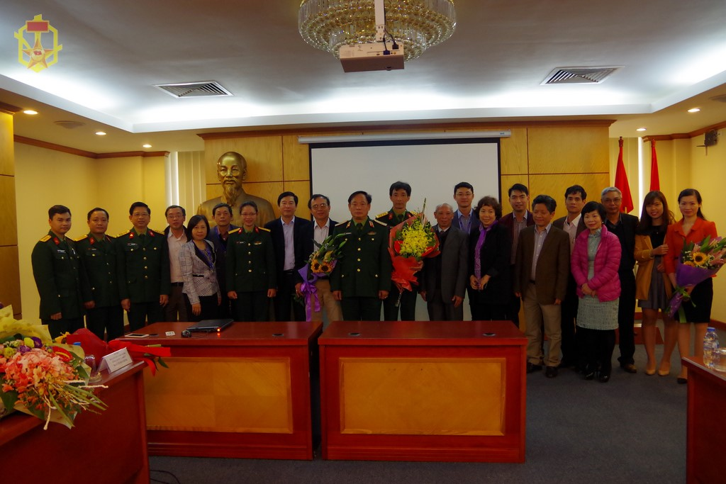 Đồng chí Thiếu tướng Nguyễn Thanh Tùng Tư lệnh Binh chủng Hóa học chụp ảnh lưu niệm với thành viên Hội đồng nghiệm thu và các thành viên tham gia thực hiện đề tài