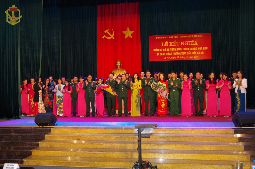 Lãnh đạo, Thủ trưởng Bộ Tham mưu và Cục Chính trị tặng hoa hai đơn vị đoàn cơ sở tại lễ kết nghĩa