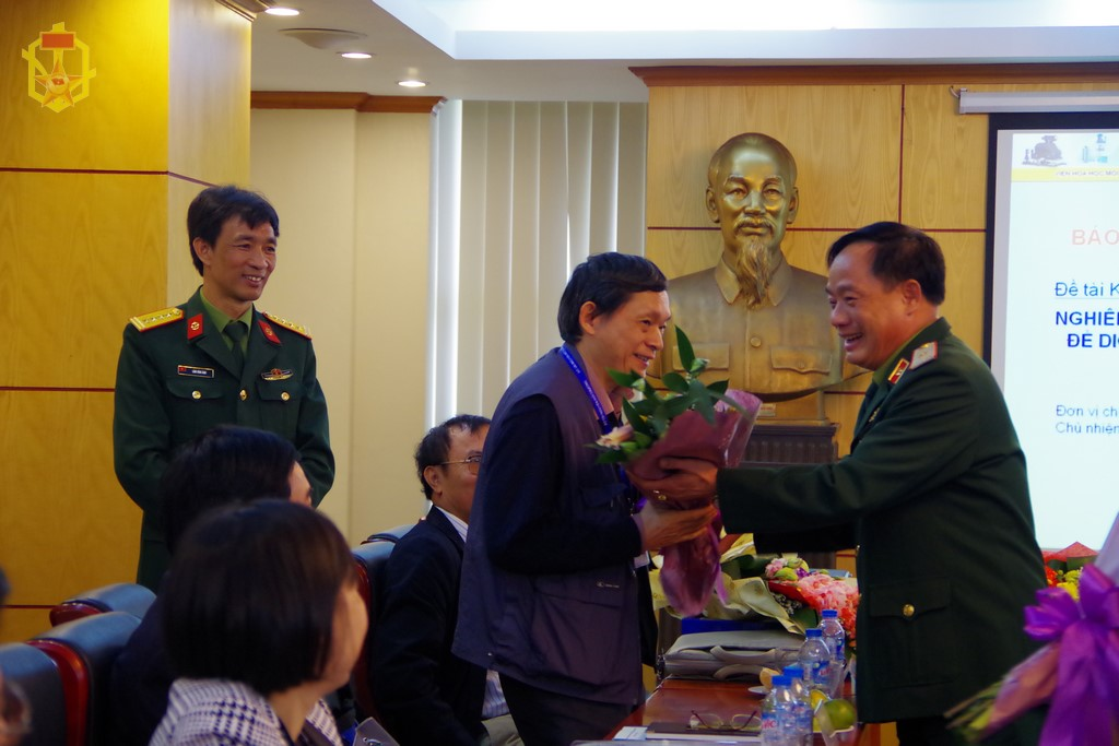 Đồng chí Thiếu tướng Nguyễn Thanh Tùng Tư lệnh Binh chủng Hóa học tặng hoa cho thành viên Hội đồng nghiệm thu