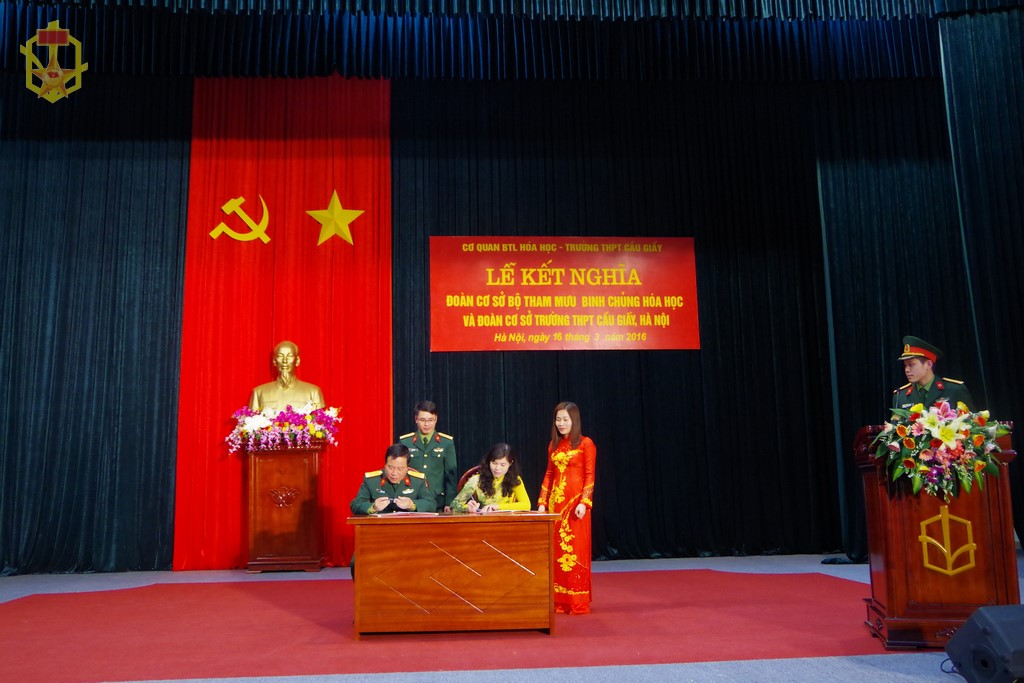 Lãnh đạo hai đơn vị chứng kiến việc ký biên bản ghi nhớ của 2 tổ chức đoàn.