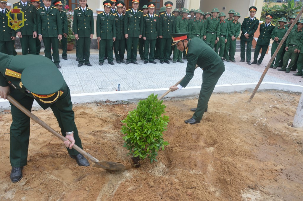 Cán bộ, chiến sĩ Tiểu đoàn Phòng hóa 38/Bộ Tham mưu/Quân khu 5 tổ chức tết trồng cây chào mừng xuân Bính Thân 2016