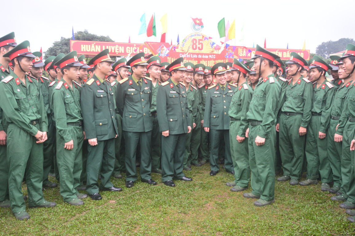 Đồng chí Đại tá Hoàng Xuân Dũng, Ủy viên Thường vụ Đảng ủy, Phó Chính ủy Binh chủng Hóa học (người đứng thứ 5 từ trái qua phải) trao đổi, động viên đoàn viên thanh niên Lữ đoàn 86.