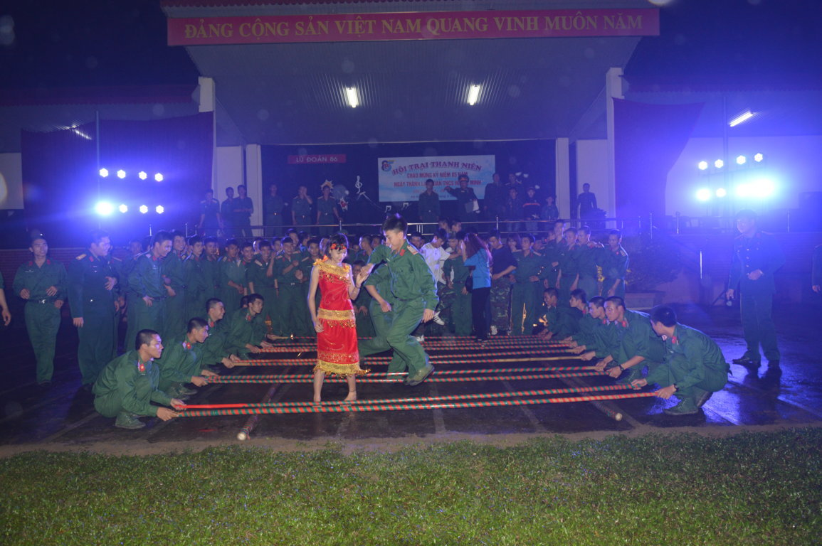 Tiết mục nhảy sạp tại Hội trại thanh niên của Lữ 86