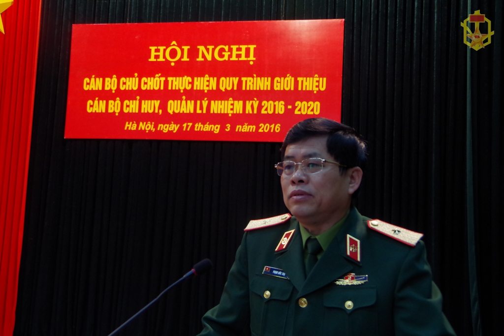 Đồng chí Thiếu tướng Phạm Đức Thọ, Bí thư Đảng ủy, Chính ủy Binh chủng báo cáo quy hoạch cán bộ trước hội nghị.