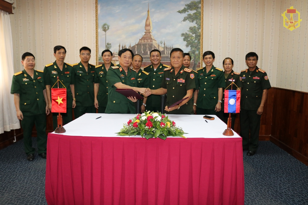 Ký kết biên bản làm việc giữa Binh chủng Hóa học/Quân đội nhân dân Việt Nam với Cục Hóa học/Quân đội nhân dân Lào.