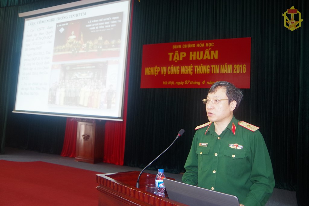 Đồng chí Thiếu tướng Đinh Thế Cường, Phó Cục trưởng Cục CNTT/BTTM phát biểu tại Hội nghị tập huấn