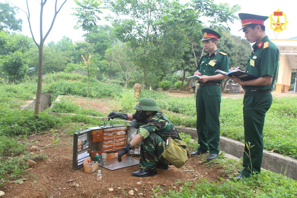 Ban giám khảo chấm phần thi thực hành sử dụng hòm hóa nghiệm để phân tích chất độc hóa học