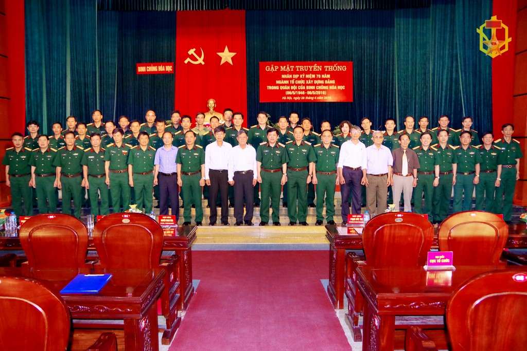 Các đại biểu về dự gặp mặt chụp ảnh lưu niệm