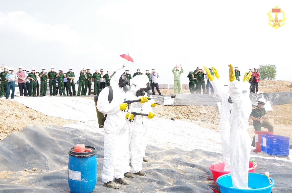 Các đại biểu tham quan Bộ đội hóa học tiêu tẩy cho người và trang bị sau khi thực hiện nhiệm vụ ở khu nhiễm.