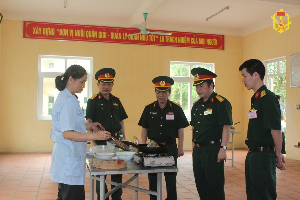 Ban Giám khảo chấm phần thực hành của thí sinh