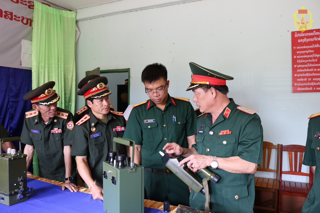 Đoàn cán bộ Binh chủng Hóa học tham quan Phòng Thí nghiệm của Cục Hóa học/Quân đội nhân dân Lào.
