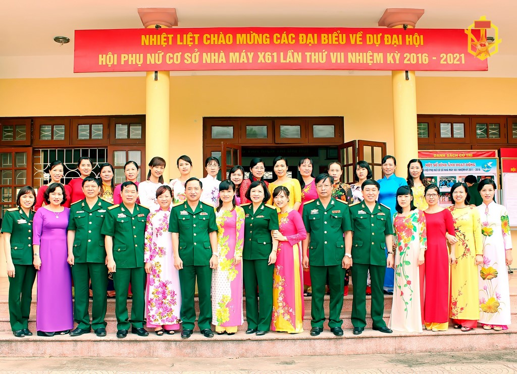 Các đại biểu về dự đại hội chụp ảnh lưu niệm cùng Hội phụ nữ Nhà máy X61
