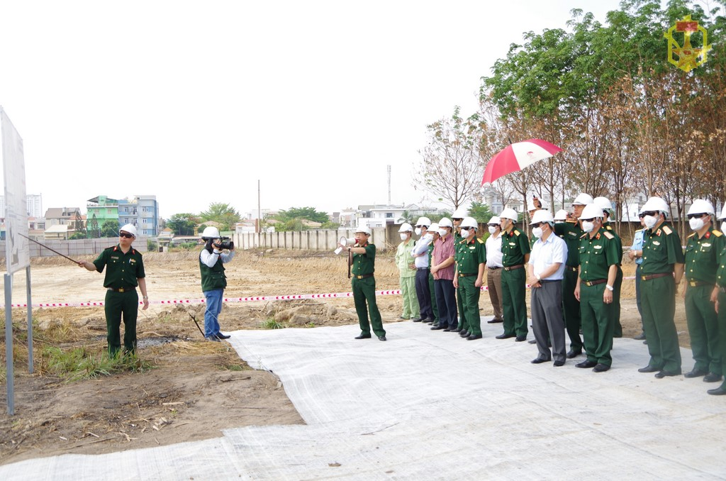 Đoàn đại biểu nghe Ban quản lý dự án báo cáo sơ đồ khu vực xử lý