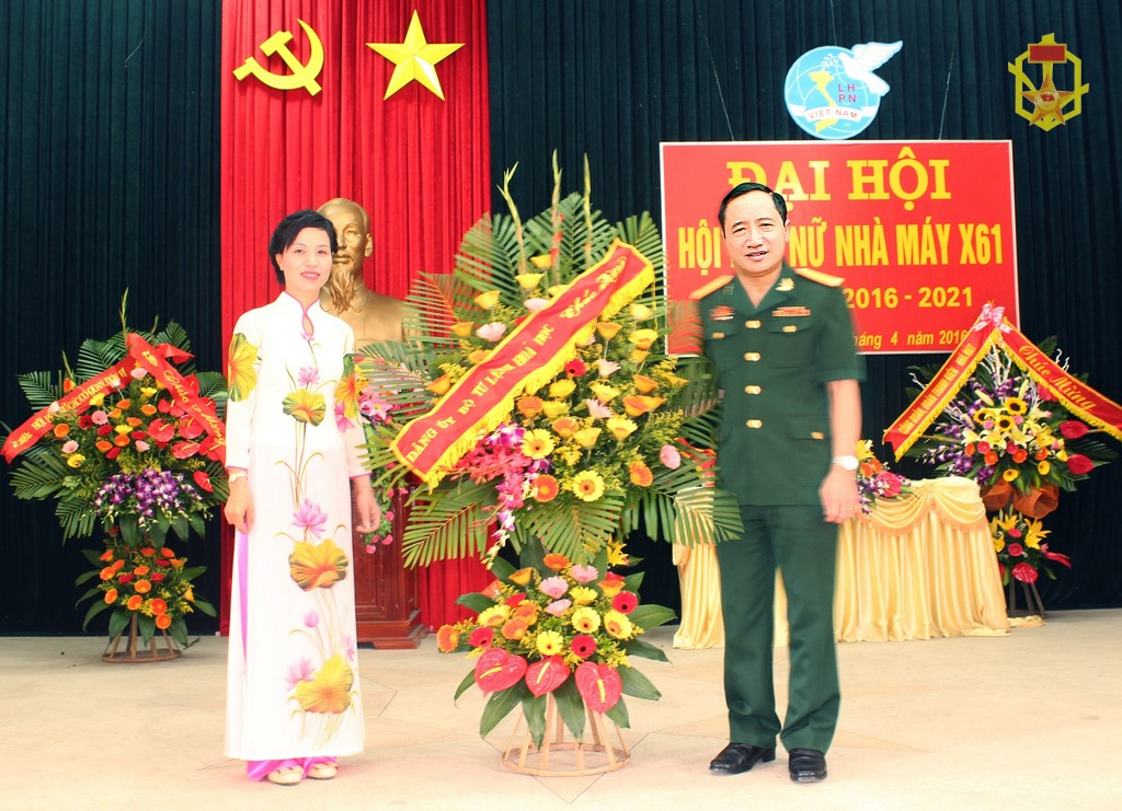 Thay mặt, Đảng ủy Bộ Tư lệnh Hóa học, Đồng chí Đại tá Hoàng Xuân Dũng- UVTV-Phó Chính ủy Binh chủng tặng hóa chúc mừng Đại hội.