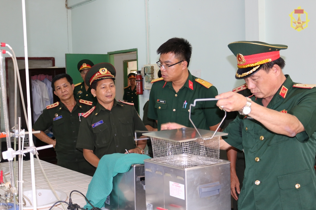 Đoàn cán bộ Binh chủng Hóa học tham quan Phòng Thí nghiệm của Cục Hóa học/Quân đội nhân dân Lào.