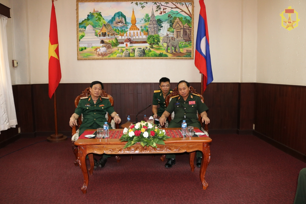 Thiếu tướng Nguyễn Thanh Tùng, Tư lệnh Binh chủng Hóa học - Quân đội nhân dân Việt Nam chào xã giao Thiếu tướng Pa Sit Thieng Tham, Phó Tổng Tham mưu trưởng Quân đội nhân dân Lào.