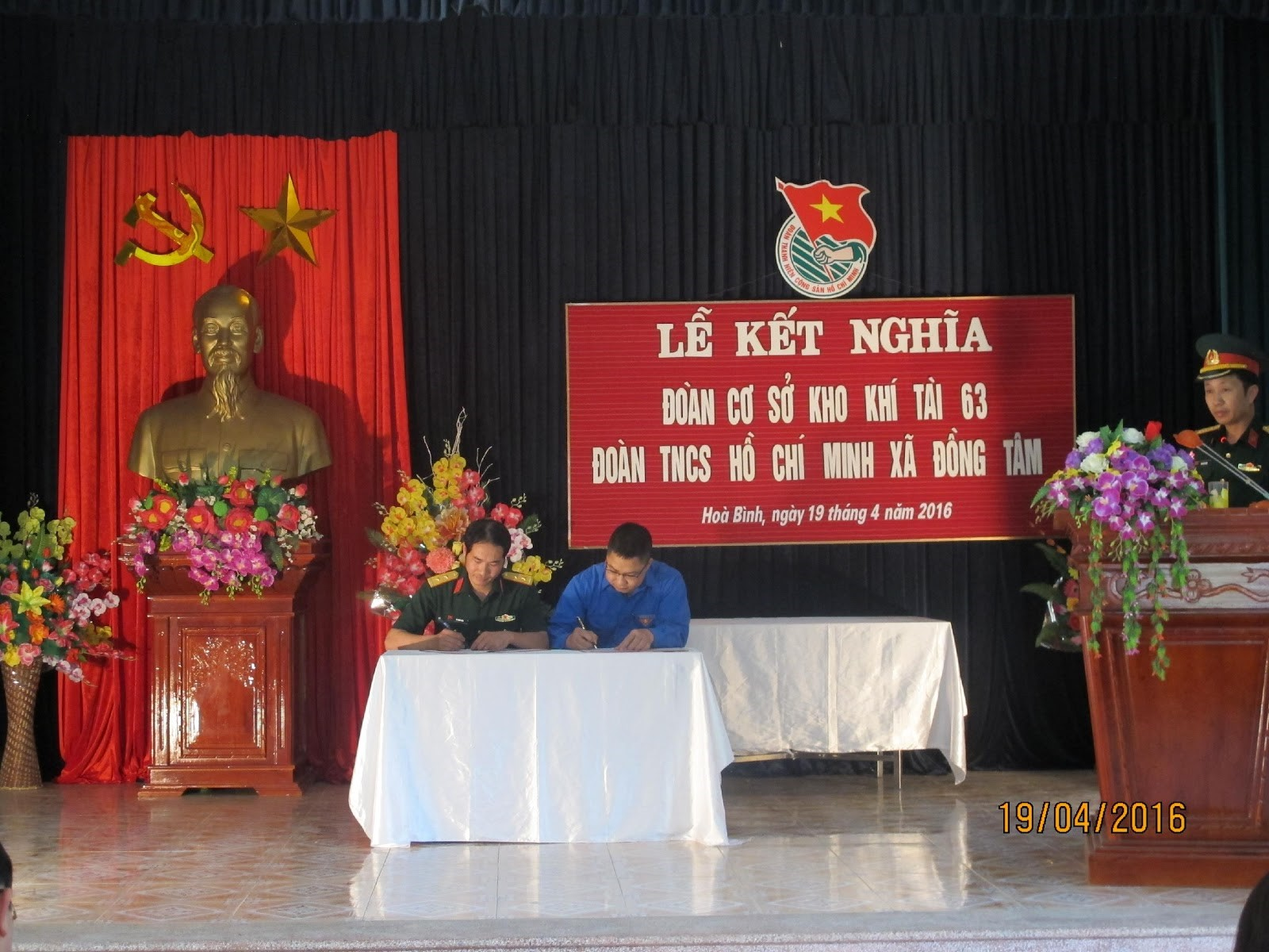 Đại diện Đoàn cơ sở của địa phương và đơn vị ký bản ghi nhớ tại Lễ kết nghĩa