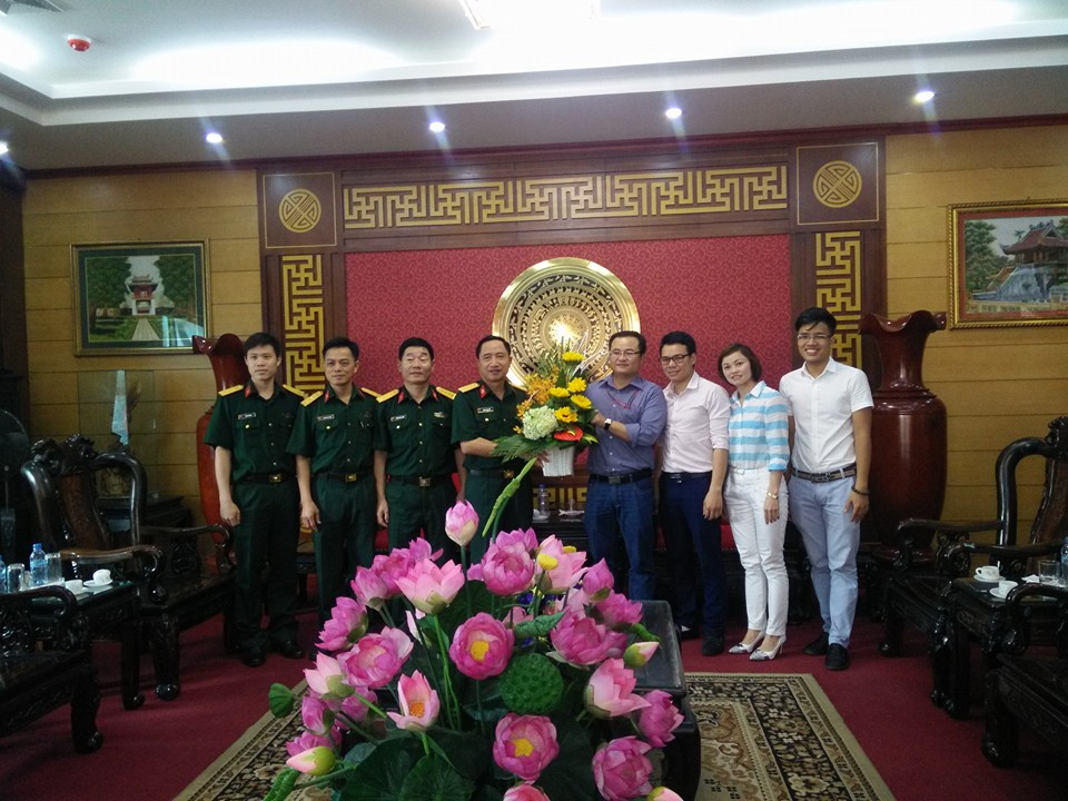 BCH Đoàn phường Dịch Vọng và BCH Đoàn trường Học viện Báo chí và Tuyên truyền tặng hoa chúc mừng nhân Ngày truyền thống Bộ đội Hóa học (19/4/1958 – 19/4/2016)
