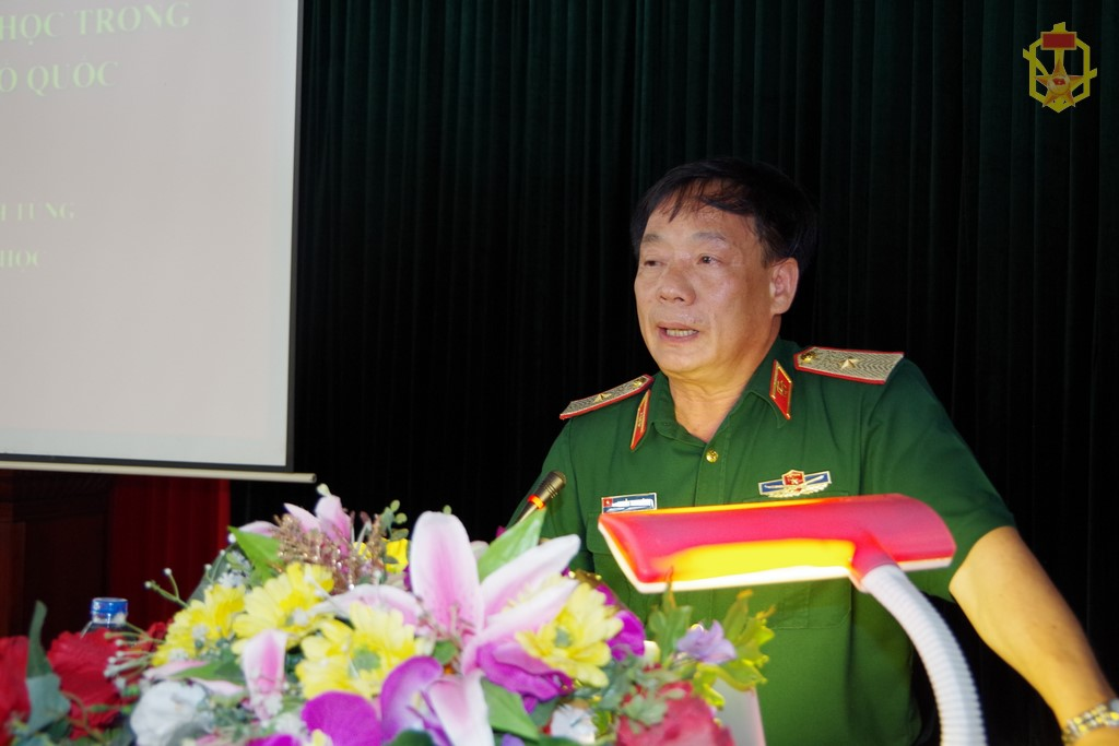 Thiếu tướng Nguyễn Thanh Tùng, Tư lệnh Binh chủng giới thiệu với lớp học về những phát triển mới của Binh chủng Hóa học