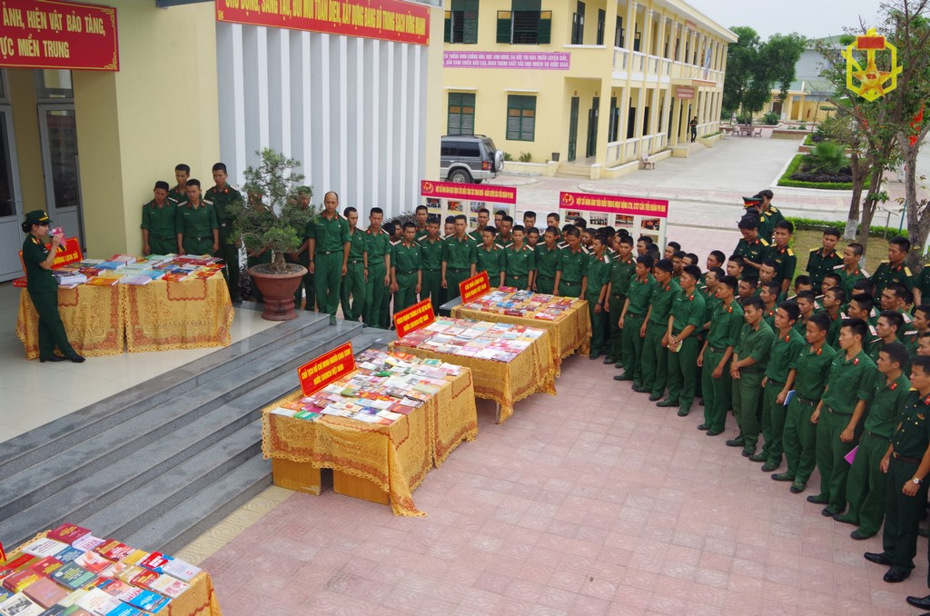 Triển lãm, trưng bày giới thiệu sách, tranh ảnh, hiện vật bảo tàng kỷ niệm 126 năm Ngày sinh Chủ tịch Hồ Chí Minh (19/5/1890 - 19/5/2016) và Bầu cử Đại biểu Quốc hội, Hội đồng nhân dân các cấp nhiệm kỳ 2016 - 2021