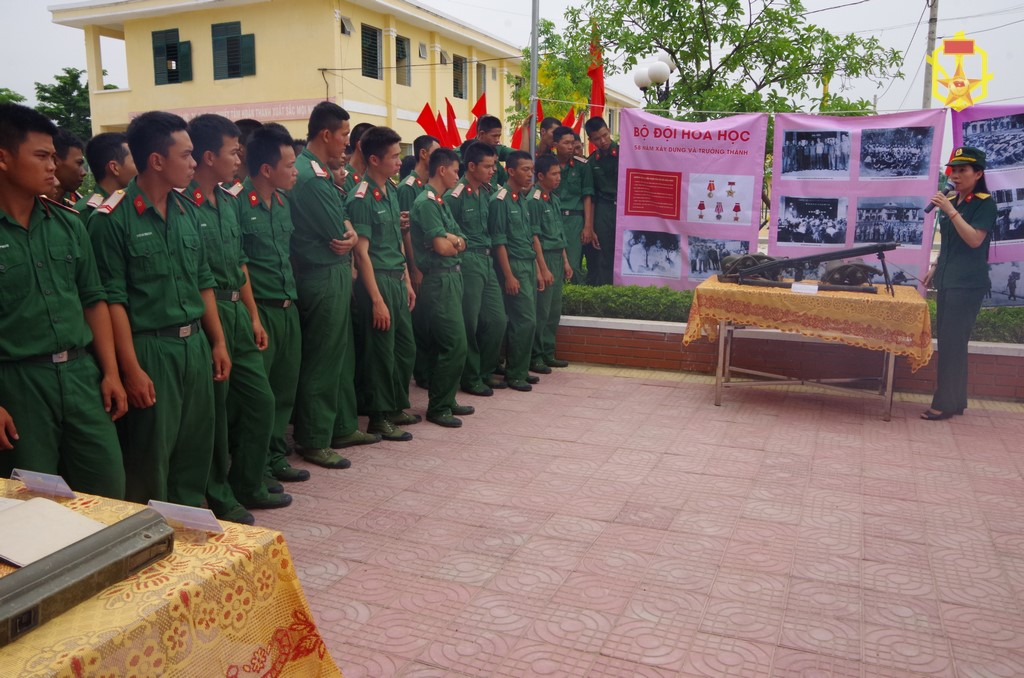 Nhân viên Bảo tàng giới thiệu hiện vật của Bộ đội Hóa học trong kháng chiến chống Mỹ cứu nước