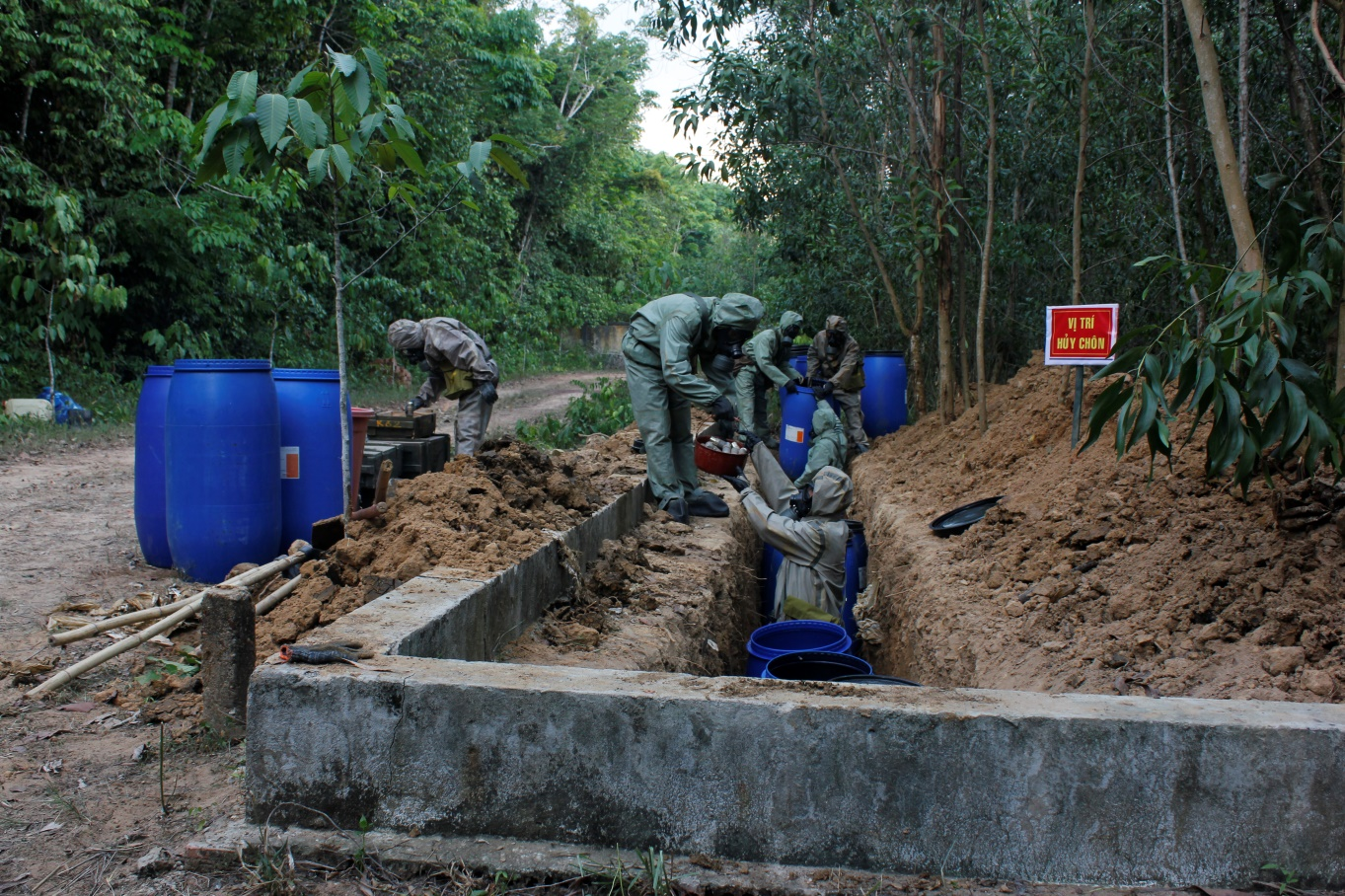 Binh chủng Hóa học thực hiện nhiệm vụ khắc phục hậu quả chất độc hóa học tồn lưu sau chiến tranh