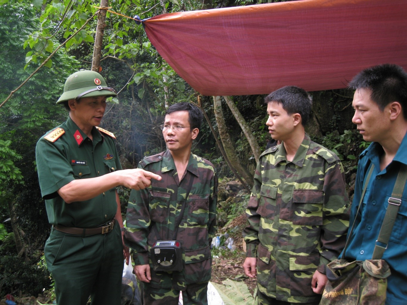 Đoàn cán bộ Binh chủng Hóa học tham gia công tác cứu hộ các nạn nhân đào vàng tử vongtrong hang Nước (Thanh Hóa)
