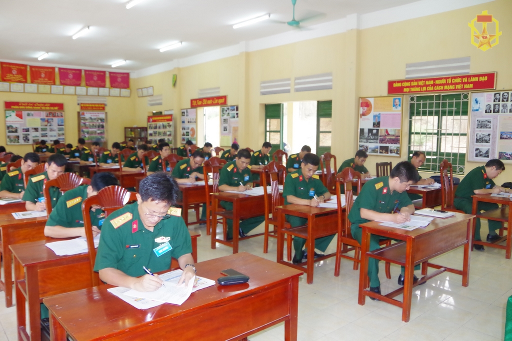 Cán bộ dự Hội thi Cán bộ giảng dạy chính trị giỏi cấp Binh chủng năm 2016 thực hiện phần thi Nhận thức.