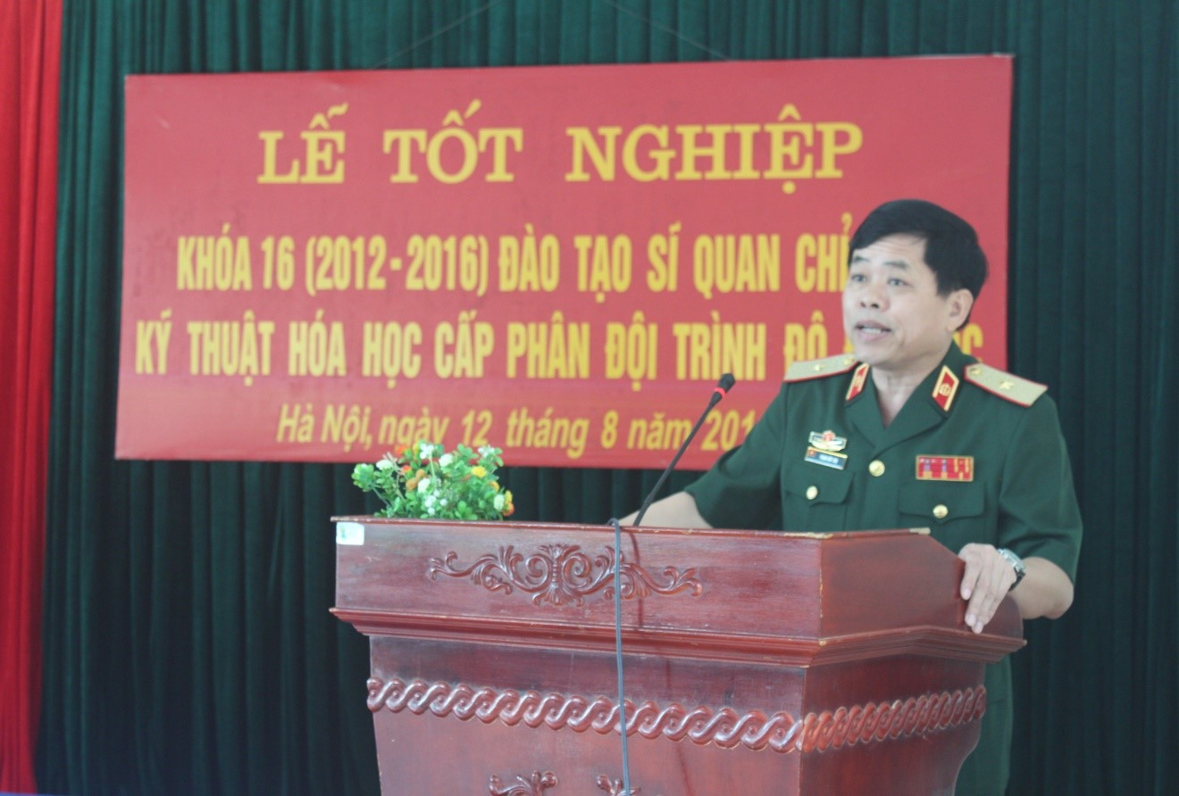 Thiếu tướng Phạm Đức Thọ, Chính ủy Binh chủng phát biểu tại buổi lễ tốt nghiệp