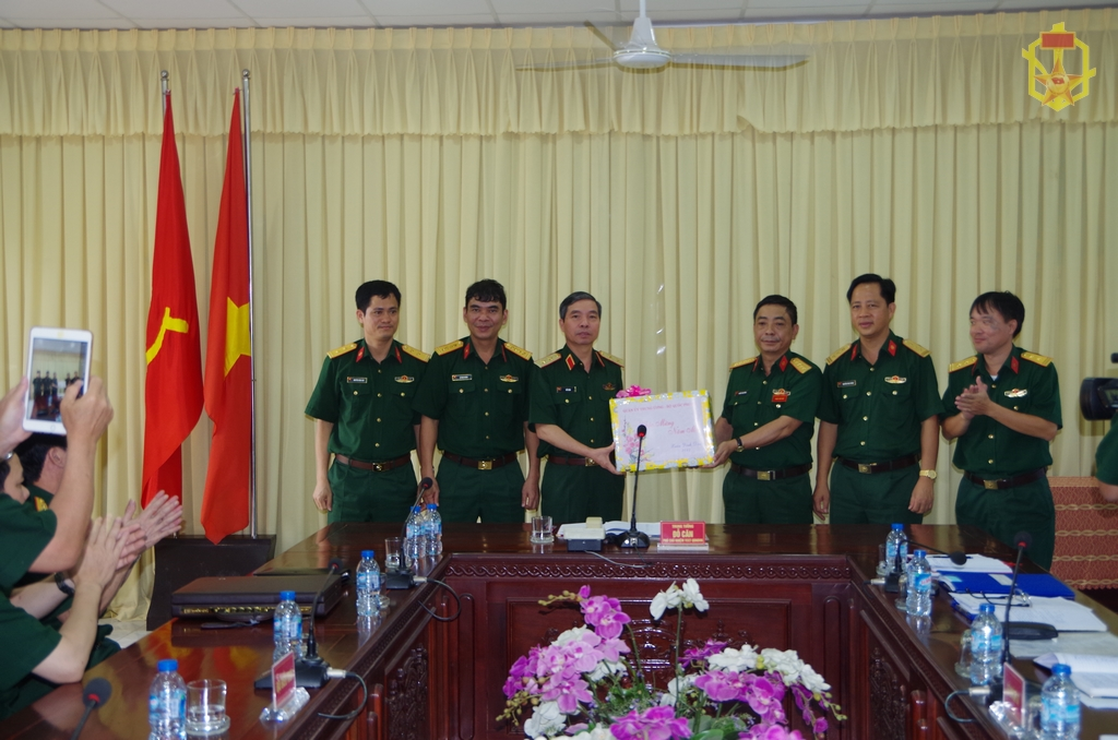 Trung tướng Đỗ Căn, Phó Chủ nhiệm TCCT QĐND Việt Nam thăm, tặng quà, chúc Tết Lữ đoàn 87.