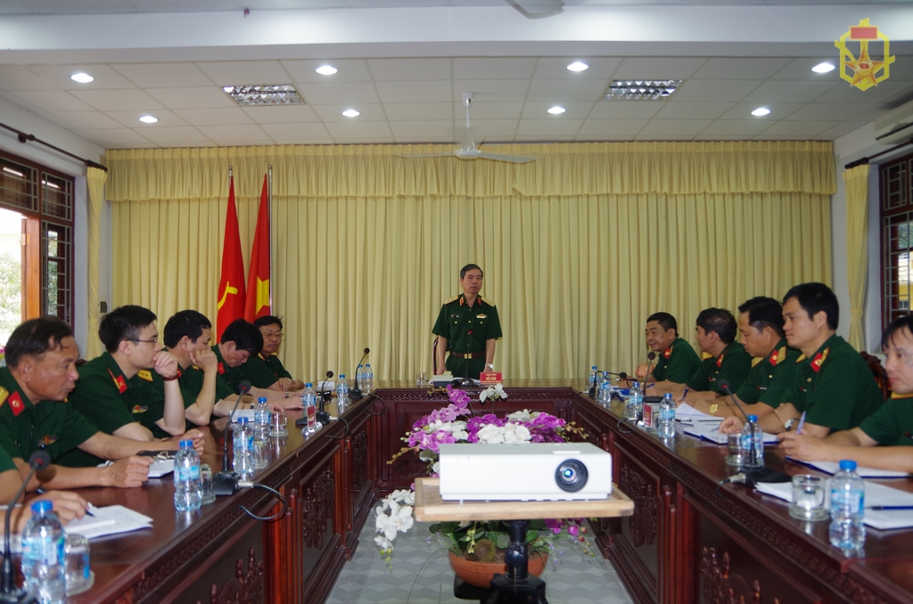Trung tướng Đỗ Căn, Phó Chủ nhiệm TCCT QĐND Việt Nam làm việc với Lữ đoàn 87.
