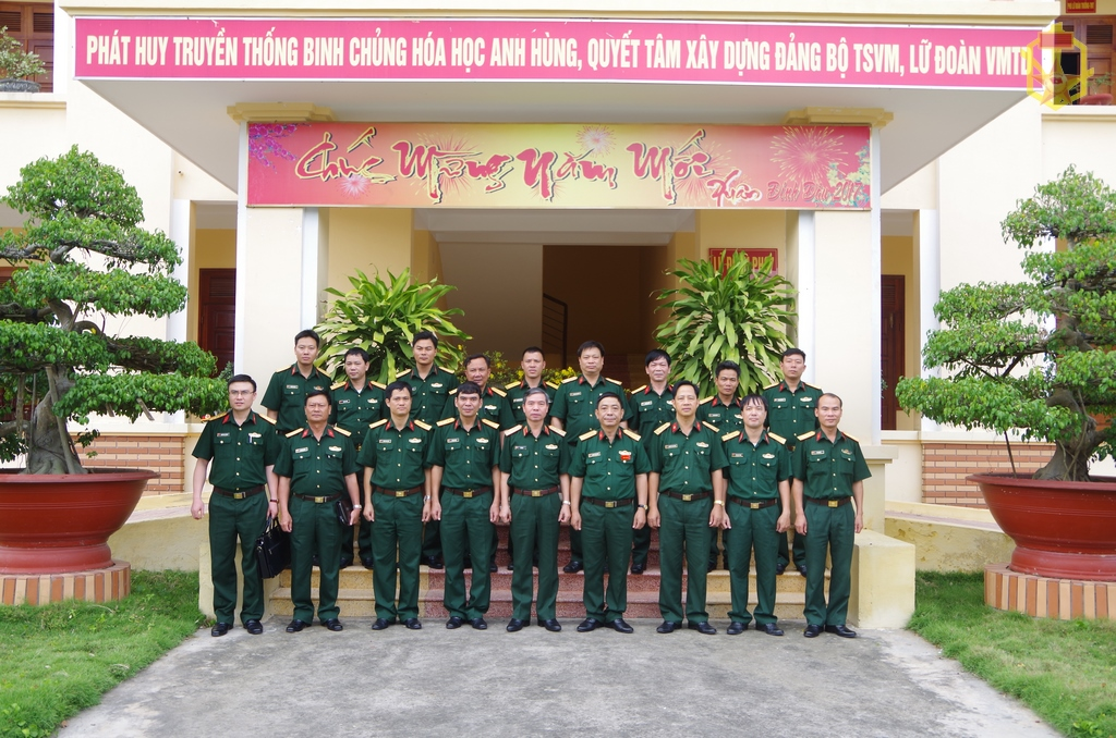 Trung tướng Đỗ Căn, Phó Chủ nhiệm TCCT QĐND Việt Nam chụp ảnh lưu niệm với cán bộ  Lữ đoàn 87.