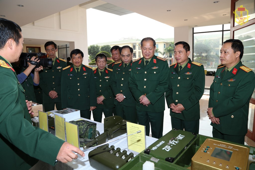 Thượng tướng Bế Xuân Trường và các đại biểu tham quan một số trang bị khí tài phòng hóa do Binh chủng Hóa học nghiên cứu chế tạo.