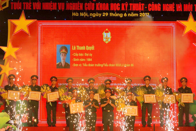 Lãnh đạo Binh chủng Hóa học trao thưởng cho các tập thể, cá nhân tiêu biểu trong lĩnh vực nghiên cứu khoa học của tuổi trẻ Binh chủng.
