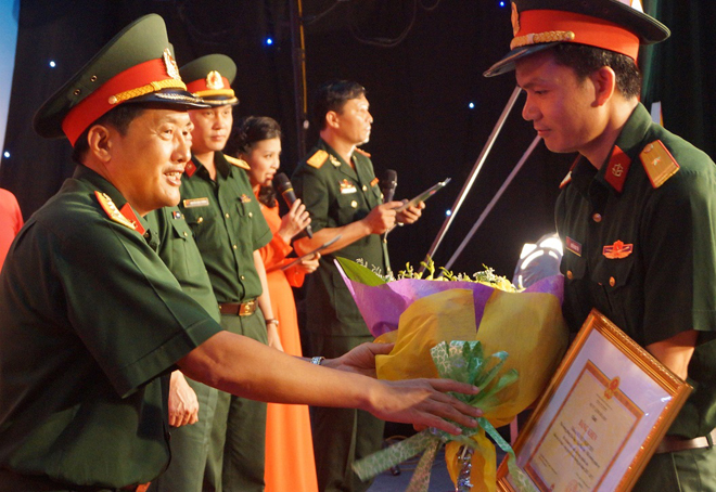 Lãnh đạo Binh chủng Hóa học trao thưởng cho các tập thể, cá nhân tiêu biểu trong lĩnh vực nghiên cứu khoa học của tuổi trẻ Binh chủng.