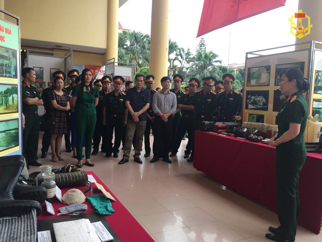 Giới thiệu triển lãm cho cán bộ, nhân dân và LLVT tỉnh Hưng Yên