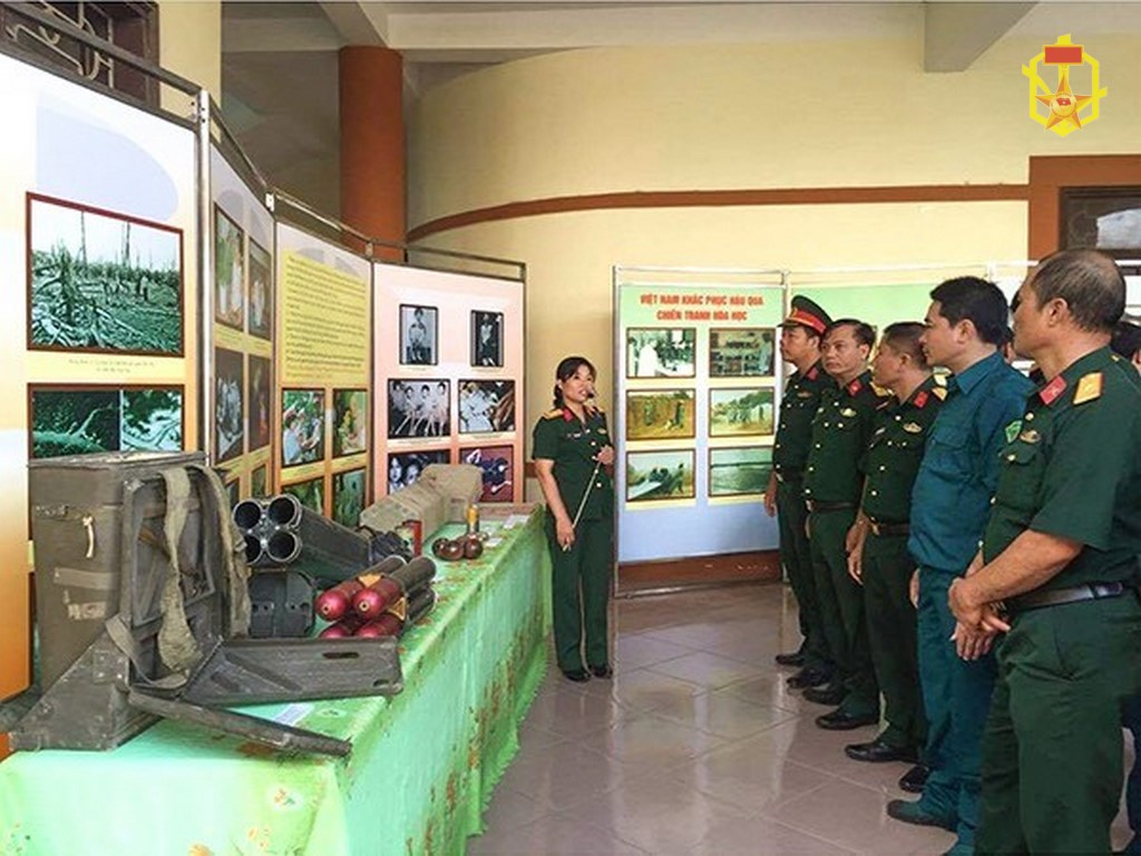 Giới thiệu triển lãm cho cán bộ, chiến sỹ BCHQS tỉnh Ninh Bình