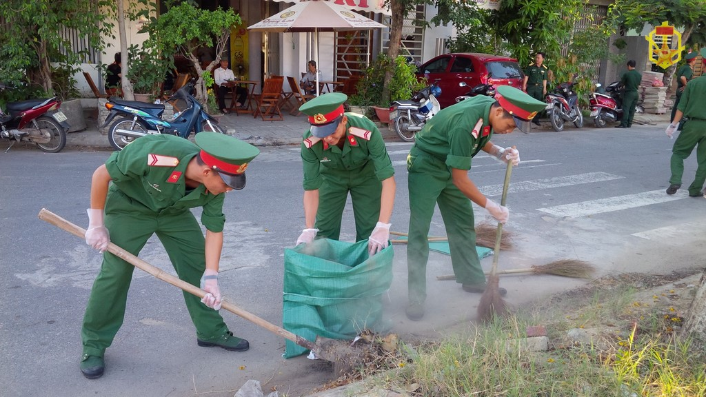 Chiến sĩ Tiểu đoàn 906 – Binh chủng Hóa học vệ sinh thu gom rác trên đường Huỳnh Ngọc Huệ - thành phố Đà Nẵng.