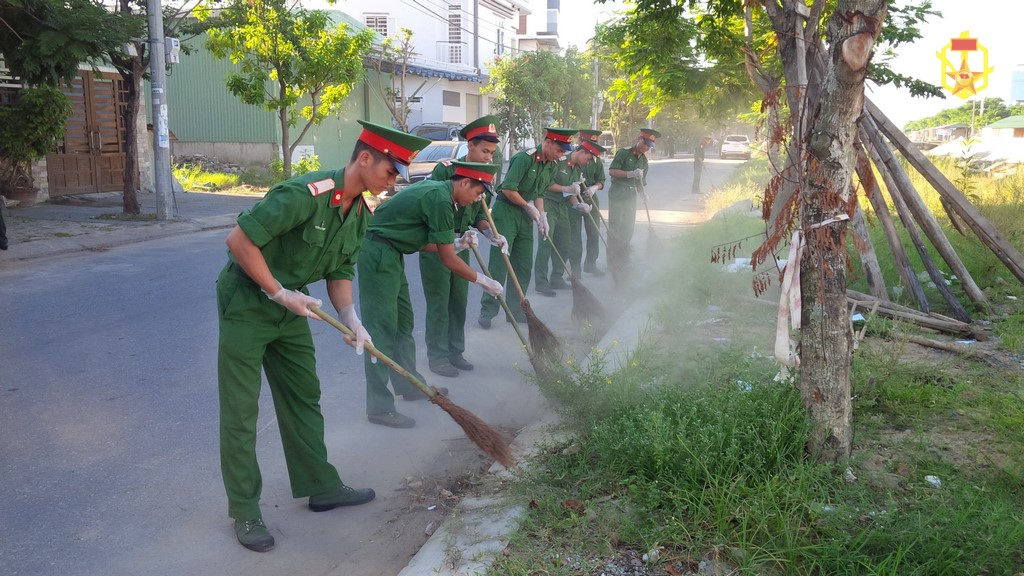 Hàng trăm cán bộ, chiến sỹ tham gia làm sạch môi trường