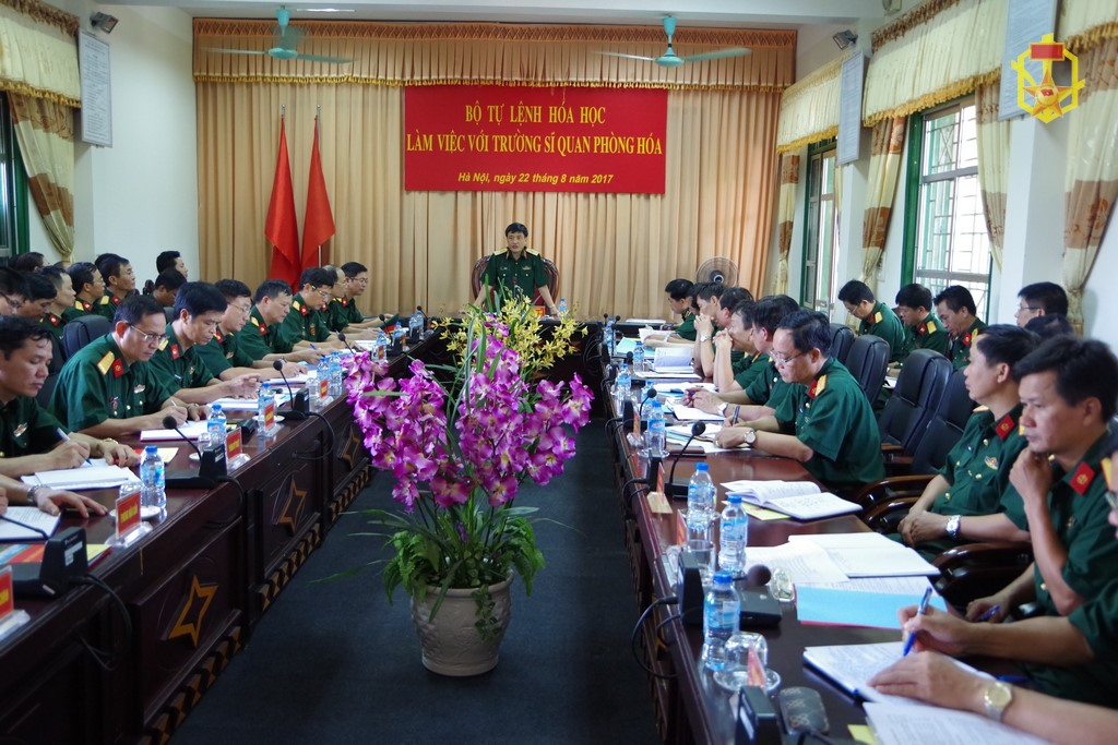 Đoàn công tác Bộ Tư lệnh Binh chủng Hóa học kiểm tra Trường Sĩ quan Phòng hóa.