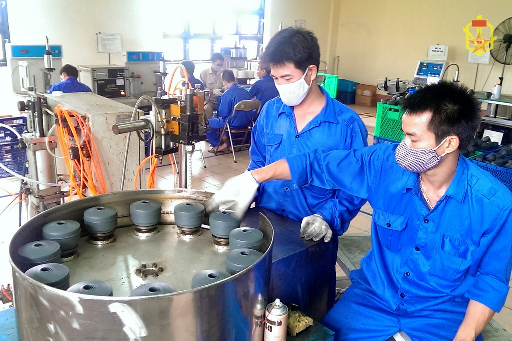 Sản xuất hộp lọc độc cho mặt nạ phòng độc MV-5 tại Nhà máy X61