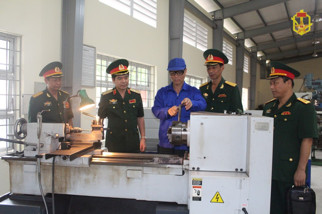 Trung tướng Lê Quý Đạm Chủ nhiệm Tổng cục Kỹ thuật kiểm tra phân xưởng cơ khí, Nhà máy X61