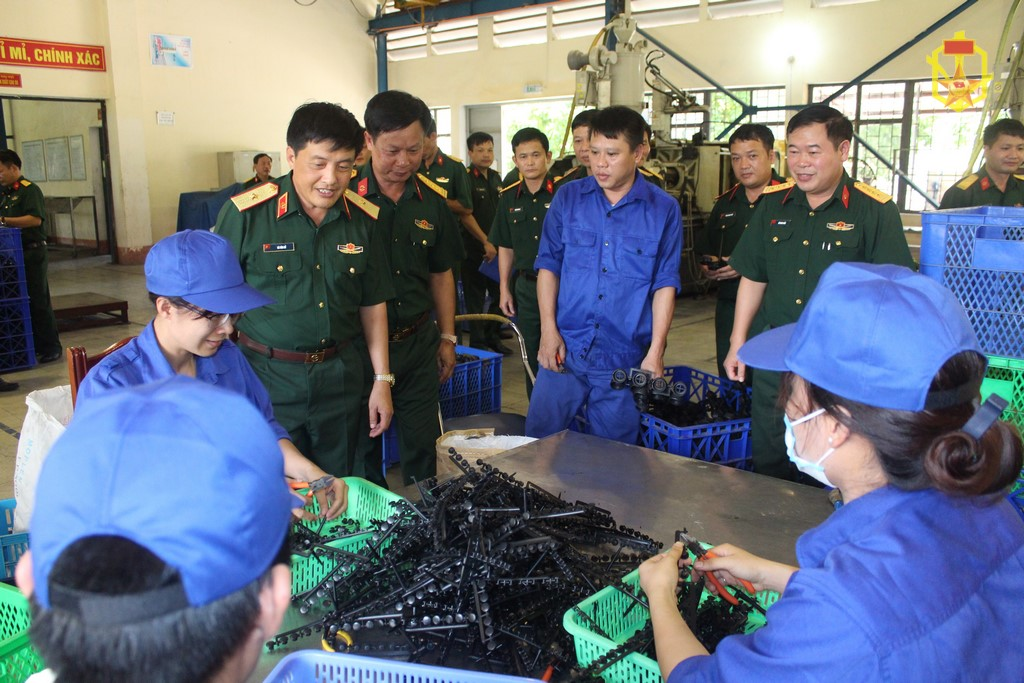 Thiếu tướng Hà Văn Cử Tư lệnh Binh chủng kiểm tra dây chuyền sản xuất mặt nạ của Nhà máy X61