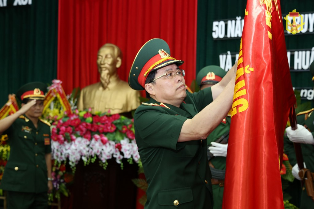 Thiếu tướng Phạm Đức Thọ gắn Huân chương Lao động Hạng Nhì cho Nhà máy X61