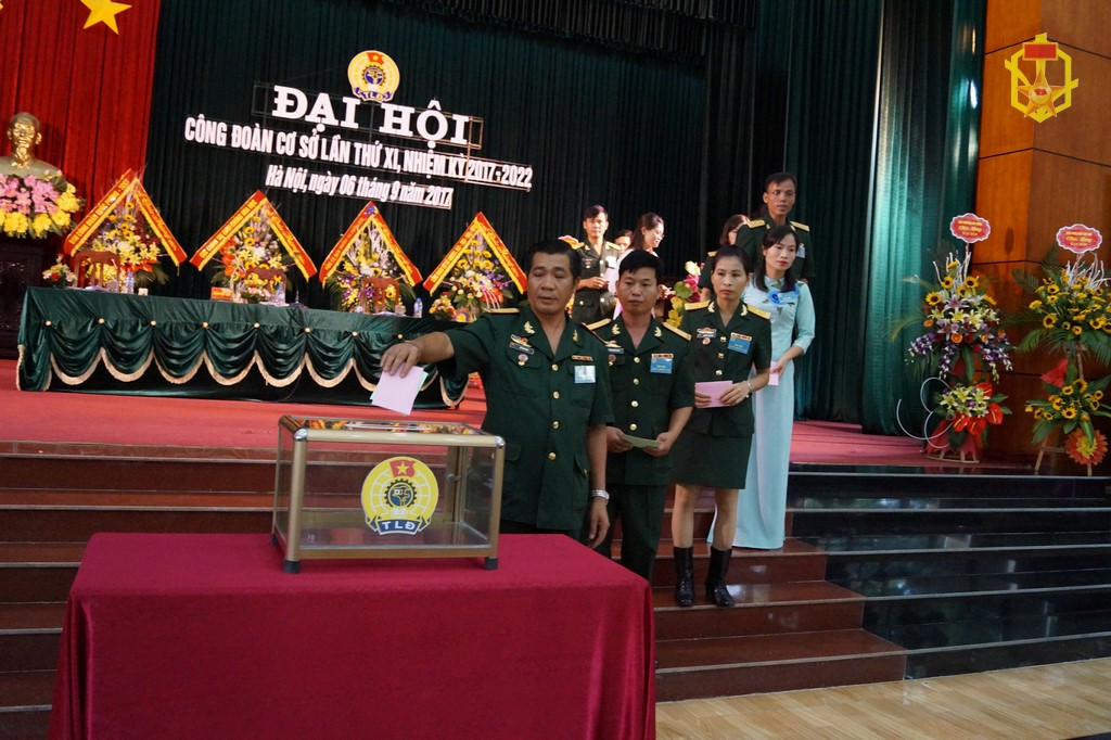 Các đại biểu bầu Ban chấp hành Công đoàn cơ sở Trường Sĩ quan Phòng hóa nhiệm kỳ 2017 - 2022