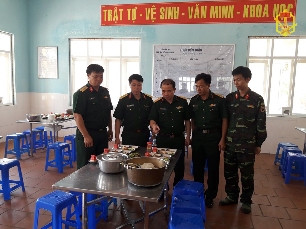 Một số vấn đề nâng cao chất lượng bữa ăn của bộ đội khi thực hiện định lượng, tiền ăn mới